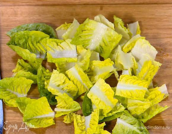 Салат крупно нарезать.