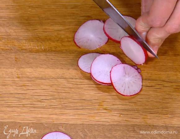 Редиску порезать тонкими кружками.