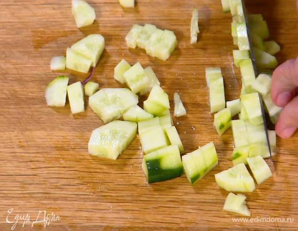 С огурца срезать кожицу и нарезать маленькими кубиками.