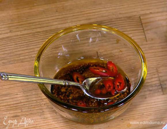 Приготовить заправку: соединить перец чили, горчицу, соевый соус, оливковое масло, уксус и все перемешать.