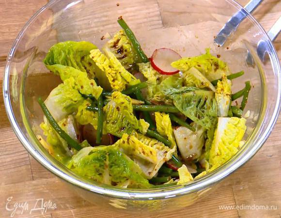 В глубокую посуду выложить отваренную фасоль, огурец, редиску, салат, имбирь, полить все заправкой и перемешать.
