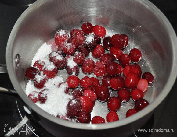 Клюкву помыть, положить в сотейник и размять с сахаром.