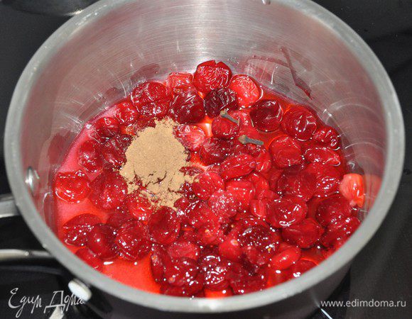 Добавить корицу и гвоздику. Залить горячей водой. Включить нагрев плиты.