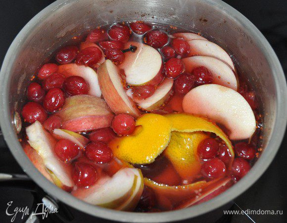 Добавить дольки яблока и цедру. Довести до кипения, но не кипятить. Размешать. Накрыть крышкой. Хорошо укутать и дать настояться 15 минут. 