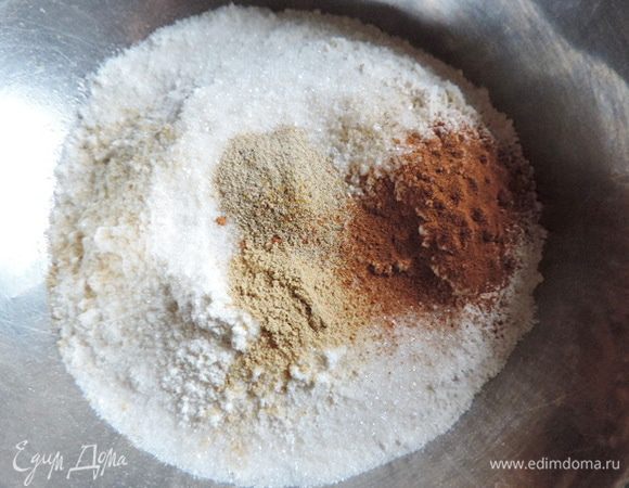 Смешиваем в миске все сухие ингредиенты.
