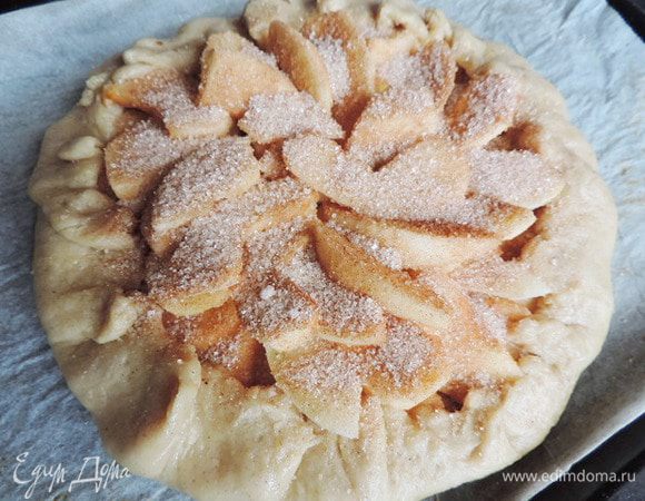 Заворачиваем оставленный край теста на яблоки и защипываем, формируя бортик. Выпекаем нашу галету в разогретой до 180°C  духовке примерно 25 минут.