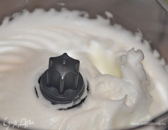 Испечь безе (можно заранее). Взбить белки с щепоткой соли. Затем добавить пудру в несколько приемов. В конце добавить какао. Выпекать при 130°С около 30 минут.