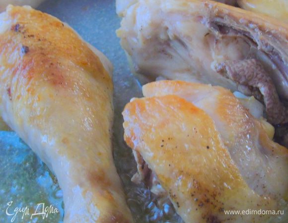 На сковороде разогрейте оливковое масло со сливочным, и обжарьте курицу до золотистости, выньте на тарелку.