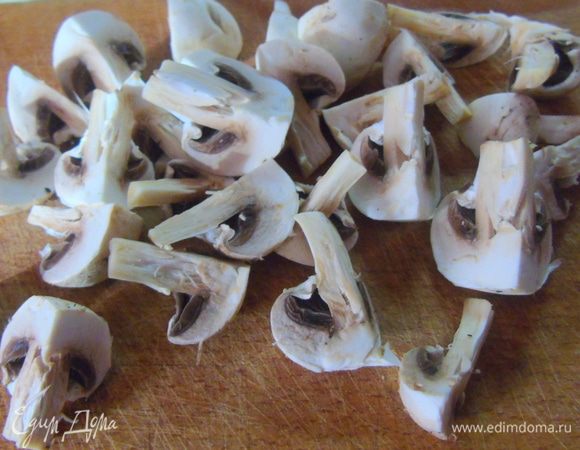 Грибы нарежьте довольно крупно.