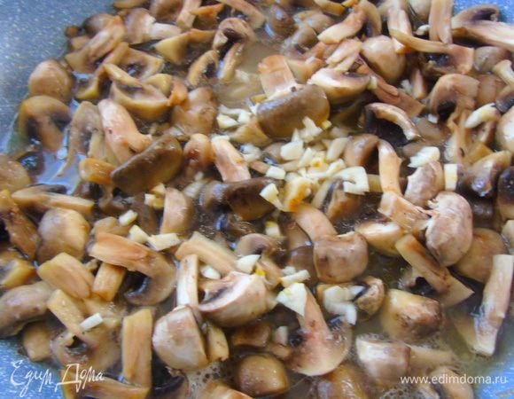Влейте в грибы вино и подержите пару минут.