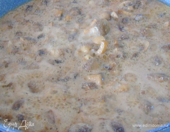 Влейте сливки, посолите, поперчите и томите минут 5-10.