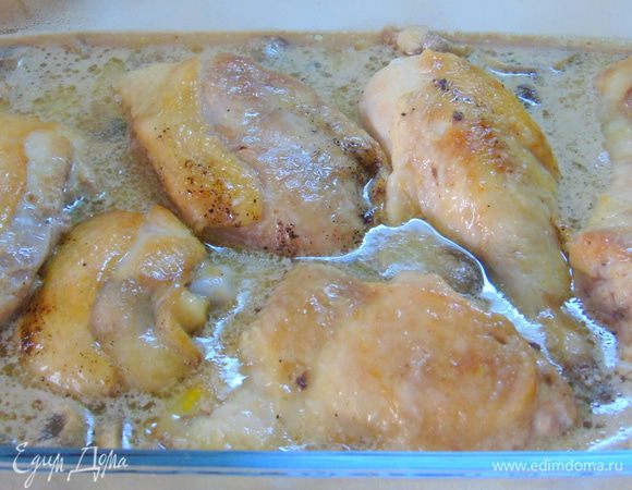 Вылейте соус в форму для запекания, а сверху выкладывайте курицу.