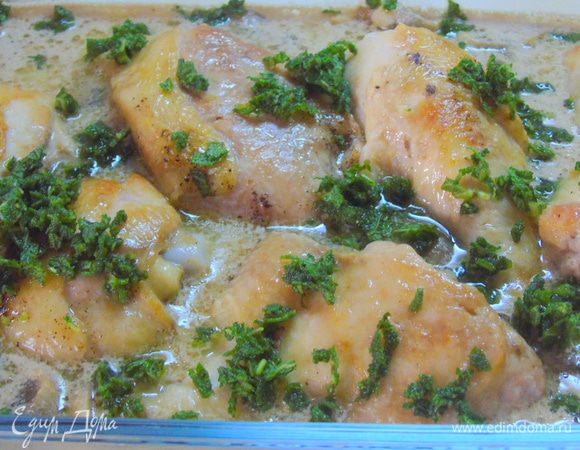 Присыпьте мелко нарезанным шалфеем или же тимьяном и отправьте запекаться в разогретую до 180°C духовку на 15-20 минут до готовности курочки.