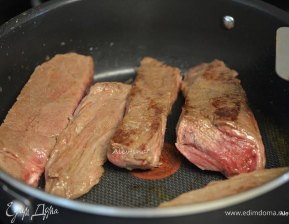 Сухие грибы залить 1 стаканом воды.
Говядину (реберная часть без костей) обжарить на разогретой сковороде или жаровне на масле 2 ст. л. до коричневого цвета со всех сторон. Если делаете всю порцию, то мясо желательно обжаривать в два приема. Переложить на тарелку.
