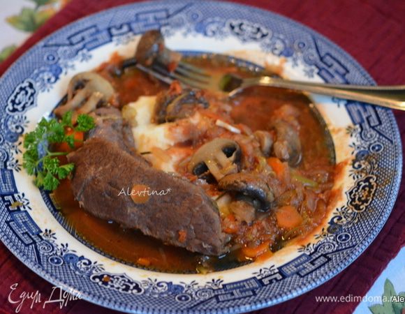 Подаем блюдо с готовым гарниром (рис, картофельное пюре или паста). Украшаем зеленью по желанию. Приятного аппетита!