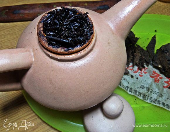 У меня для него выделен вот такой керамический чайник, долго держит тепло и хорошо вытягивает все свойства чая.