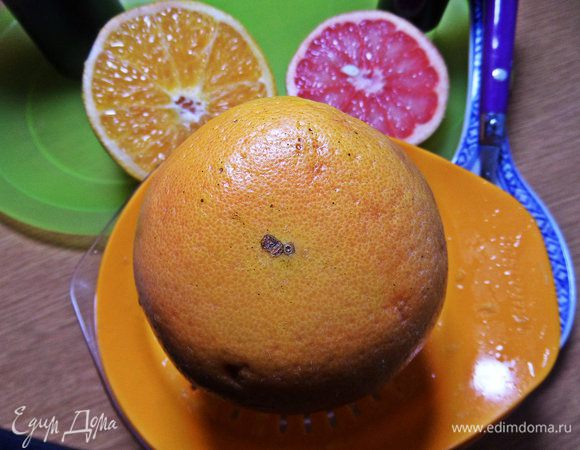 Выжимаем сок из половинок.