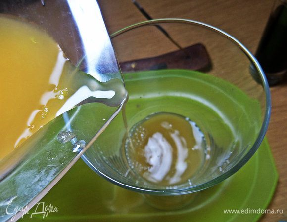 Разливаем отжатый сок по стаканам.