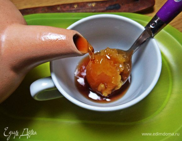 В чашку с мёдом наливаем заварку чая. Первую заварку рекомендуют сливать! Но зато потом можно заваривать вторично.