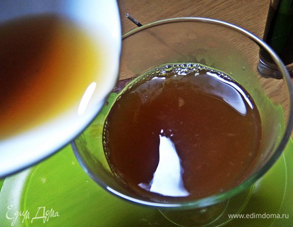 Переливаем в стаканы с соком.