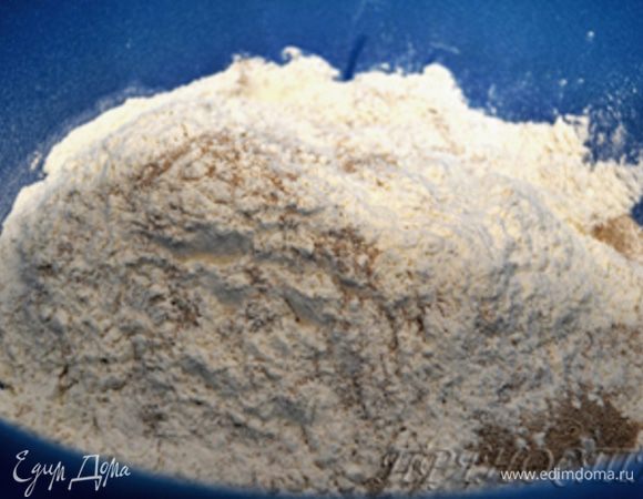 Итак, приступим.

Муку просеять.

Если вы используете свежие дрожжи, то нужно смешать их с мукой и растереть до образования мелкой крошки, если же дрожжи сухие, то перемешайте их с мукой.