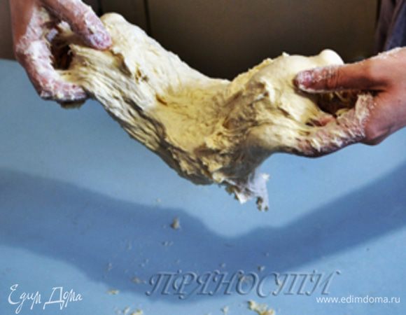 Затем достаточно сложное занятие — мы будем отбивать тесто.

НЕ НУЖНО ПОДПЫЛЯТЬ РАБОЧУЮ ПОВЕРХНОСТЬ МУКОЙ!

Новичкам будет особенно трудно, ведь перед нами достаточно жидкое тесто, и как из него сделать хлеб на данной стадии не совсем понятно.

Перекладываем наше тесто на рабочую поверхность, НЕ ПОДПЫЛЕННУЮ МУКОЙ, и начинаем работать. Берем тесто двумя руками с двух сторон, отрываем его от рабочей повехности, немного как бы растягиваем руками, поднимаем вверх...