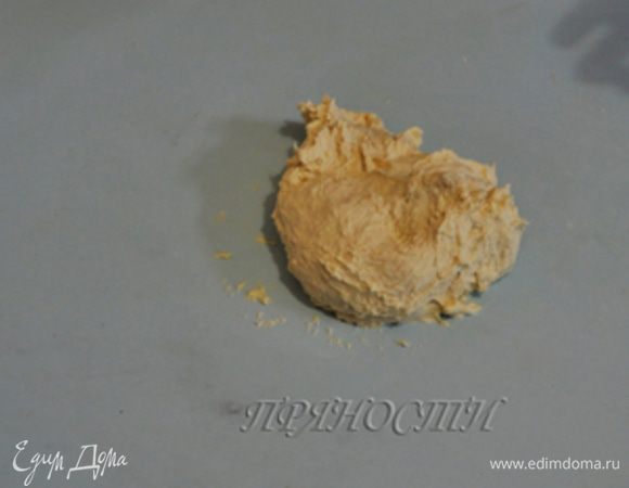 Снова и снова растягивая и отбивая тесто, когда будет достаточно — вы поймете.