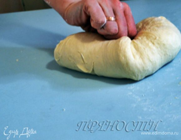 И складываем в центр будущего шара, приминая его в центре пальцем.