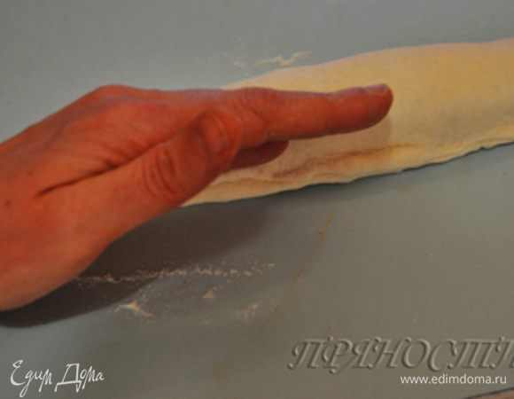 Далее складываем тесто вдоль пополам и очень хорошо запечатываем края ладонью.
