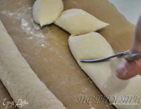 Теперь сделаем хлеб ЭПИ из наших заготовок. ЭПИ, если не ошибаюсь, с французского означает — КОЛОС. У хлеба приготовленного в такой форме получаются как бы отдельные булочки на общей основе, поэтому хрустящей корочкой у него покрыта гораздо большая поверхность изделия, нежели у багета. Хлеб не режется, а отламывается отдельными булочками.

Итак, берем ножницы и делаем глубокие надрезы на наших заготовках,под углом примерно 45 градусов. 