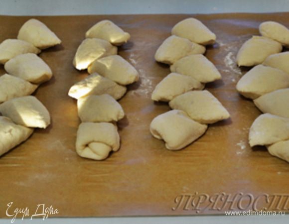 Сделали надрез, отвернули кусочек теста в одну сторону, сделали следующий надрез, отвернули в другую сторону и так до конца заготовки — придаем форму колоска, отдельные маленькие булочки на общей основе.