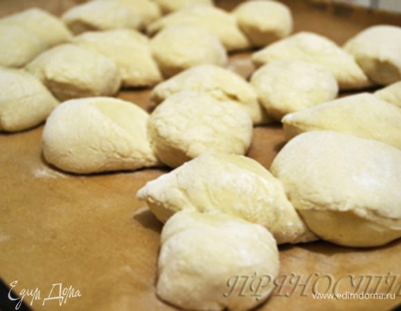 Накрываем заготовки полотенцем и оставляем в теплом месте примерно на час — наши булочки должны отдохнуть и увеличиться в объеме примерно вдвое.