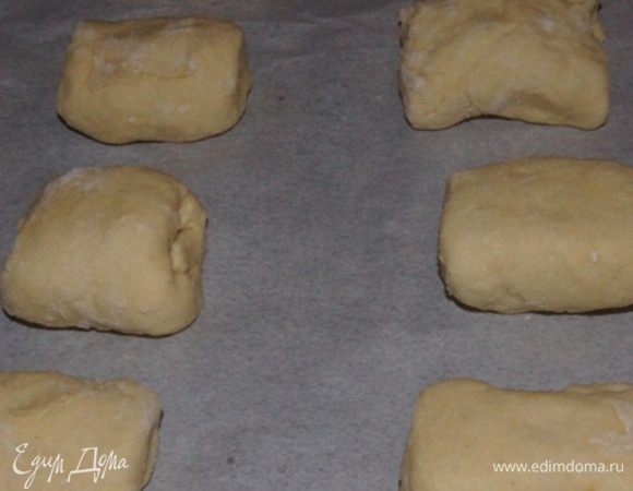 Противень выстелить бумагой для выпечки, смазывать не нужно. Духовка разогрета до 190°С. Выпекать 15-17 минут до золотистого цвета. Ориентируйтесь по своей духовке.