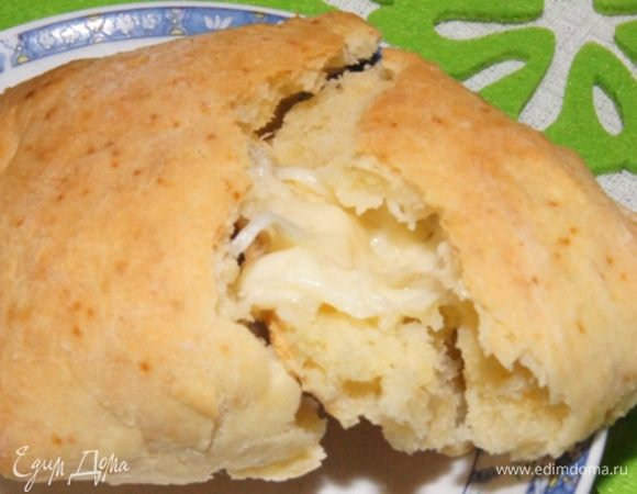 Очень хороши такие булочки именно в теплом виде, когда сыр внутри расплавлен.
