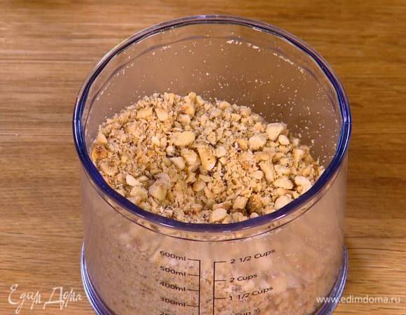 Фундук измельчить в блендере в мелкую крошку.