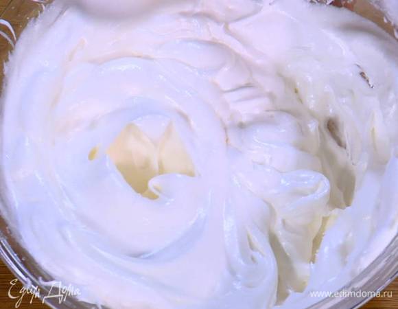 Не прекращая взбивать, небольшими порциями всыпать сахар и взбить все еще немного.