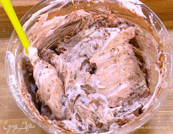 В белково-сахарную массу всыпать орехи с какао и вымешать тесто.