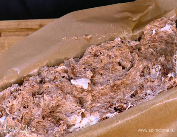 Прямоугольную форму для кекса выстелить бумагой для выпечки, выложить тесто и разровнять его.