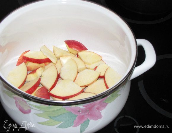 Одно большое яблоко или два маленьких, вымыть и нарезать на кусочки вместе с кожурой. Выложить в кастрюлю.