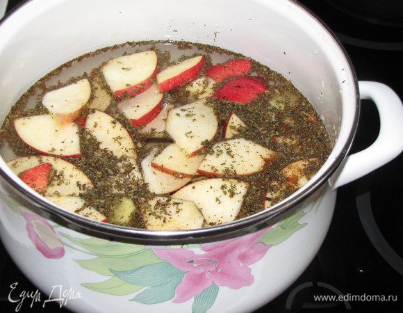 Залить все шестью стаканами бутилированной воды.