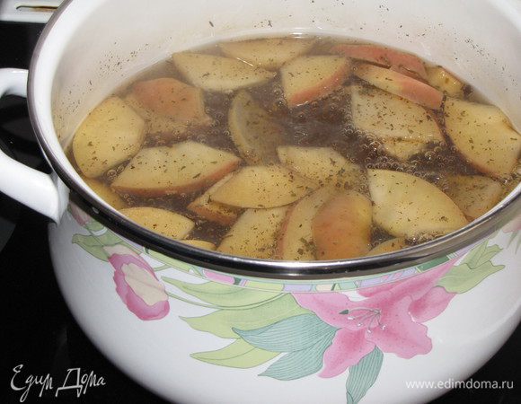 Довести до кипения, уменьшить огонь до минимального и варить 15 минут.