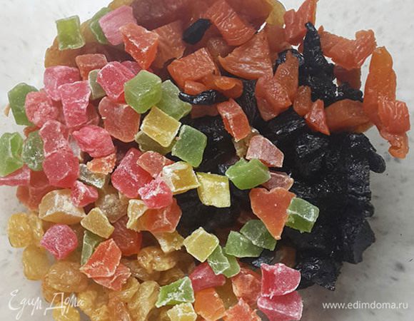 Изюм, цукаты, чернослив и курагу вымыть. Чернослив и курагу мелко порезать.