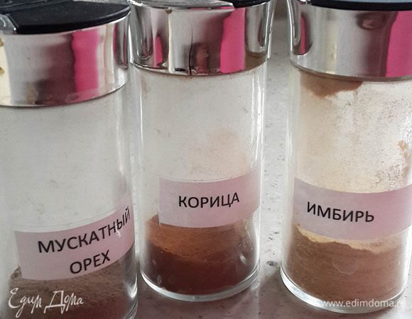 Добавить мед, имбирь, корицу и мускатный орех. Перемешать. Просеять муку и разрыхлитель.