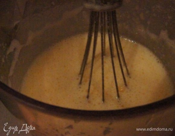 Духовку разогреть до 180°С. Персики измельчить в пюре.
Взбить яйца с сахаром и ванилином около 7 минут, до растворения сахара.
