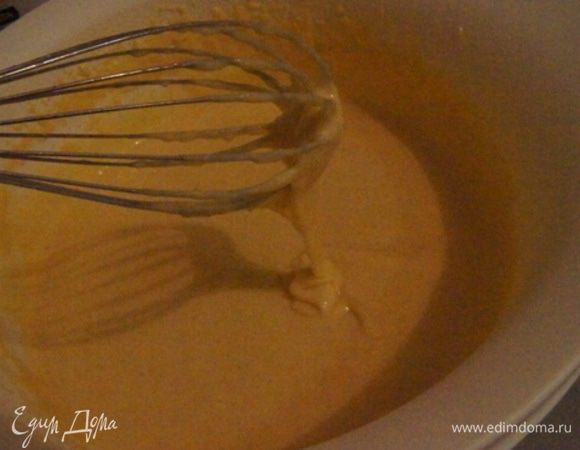 Не прекращая взбивать ввести в тесто муку с разрыхлителем и щепоткой соли, добавить пюре из персиков. Должно получится тесто как густая сметана.
Форму (у меня 26 см) выстелить бумагой и смазать маслом и вылить тесто.
