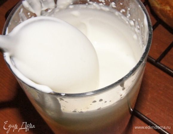 Крем простой из простых. Сметану взбить с сахаром, постепенно всыпать загуститель для сливок и взбить до загустения. 