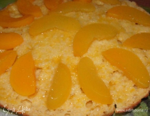 Персики порезать дольками и выложить на один корж.