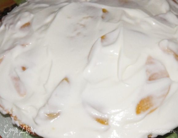 Выложить половину крема.