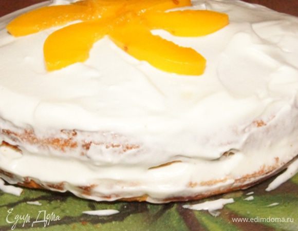 Накрыть вторым коржом и весь торт обмазать кремом. Украсить оставшимися персиками.Поставить торт для пропитки в холодильник на пару часов.