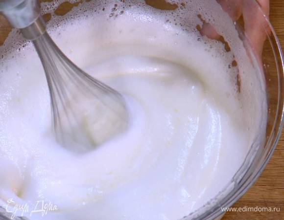 Белки взбить в пышную, воздушную массу.